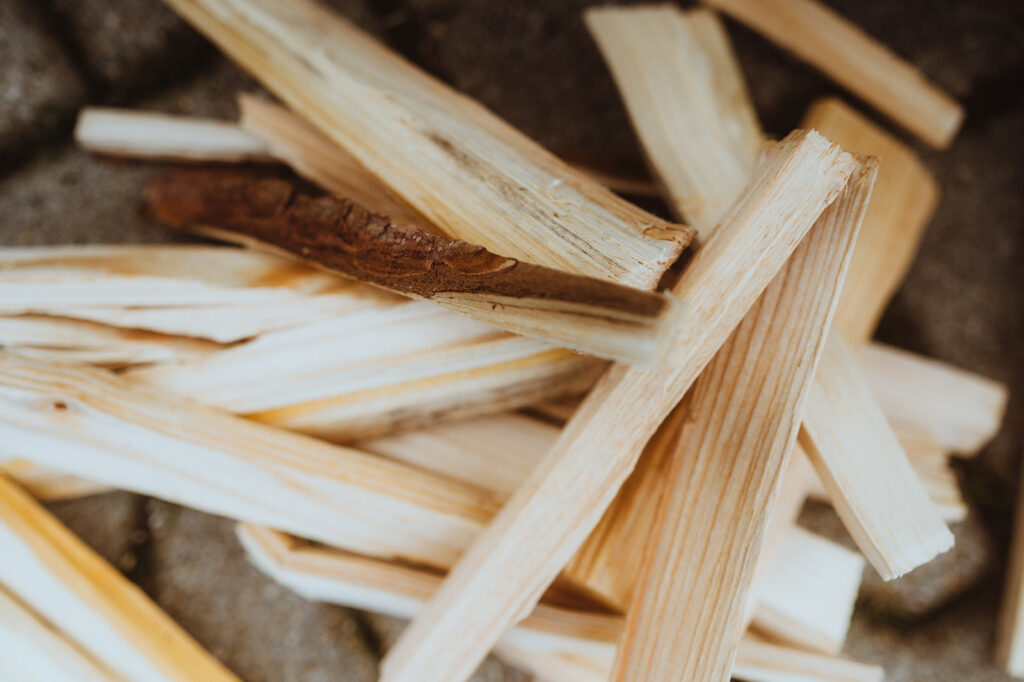 Holzspäne auf Steinboden liegend.