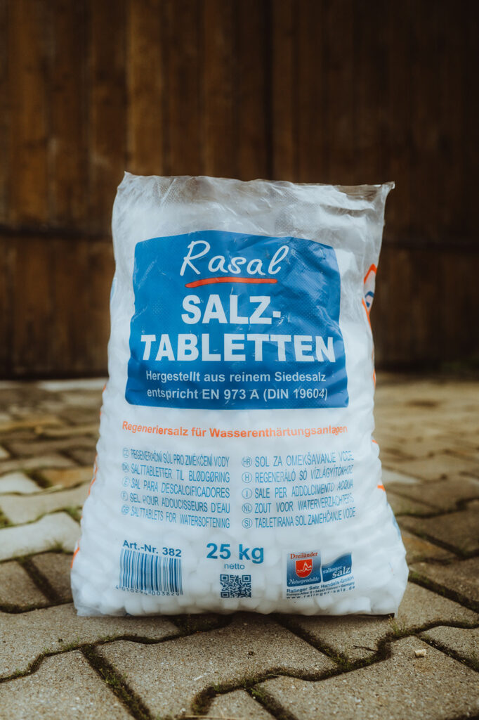 Salztabletten-Sack auf Steinboden.