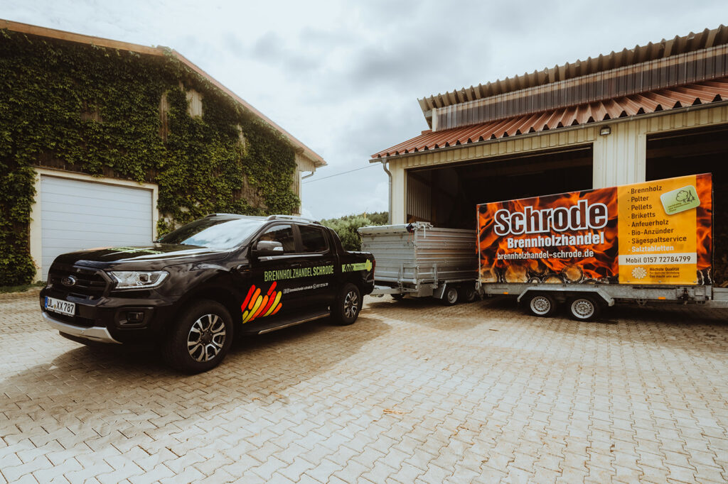 Auto, Anhänger, Lager, Brennholzhandel, Gebäude.