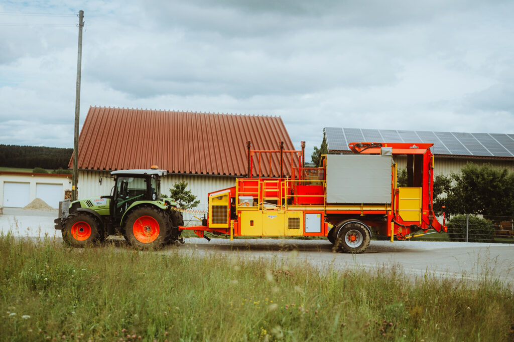 Traktor mit landwirtschaftlichem Anhänger.